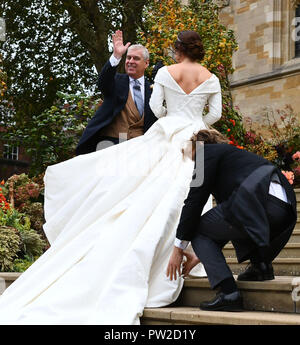 Der Herzog von York kommt mit Prinzessin Eugenie für ihre Hochzeit an Jack Brooksbank im St George's Chapel in Windsor Castle. Stockfoto