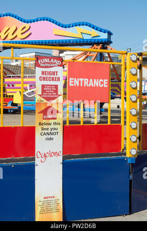 Höhe chart neben dem Zyklon messe Fahrt in Funland amusement park in Hayling Island, Hampshire, Großbritannien Stockfoto