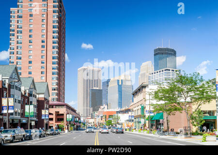 Eingabe mit dem Auto in der Innenstadt von Minneapolis, Minnesota, Vereinigte Staaten von Amerika Stockfoto