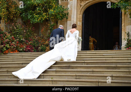 Prinzessin Eugenie kommt mit ihrem Vater, der Herzog von York, für ihre Hochzeit an Jack Brooksbank im St George's Chapel in Windsor Castle. Stockfoto