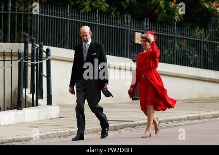 Der Herzog von Kent und der Herzogin von Gloucester kommen für die Hochzeit der Prinzessin Eugenie an Jack Brooksbank im St George's Chapel in Windsor Castle. Stockfoto