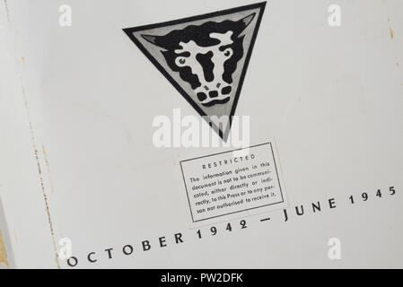 Frontispiz der Geschichte der 79th Armoured Division in Hamburg buchen, veröffentlicht im Juli 1945, mit eingeschränkter Label unter GG-Abzeichen eingefügt. Stockfoto