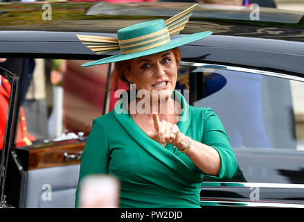 Sarah, Herzogin von York, kommt für die Hochzeit der Prinzessin Eugenie und Jack Brooksbank in der St. George's Chapel auf Schloss Windsor, Windsor. Stockfoto