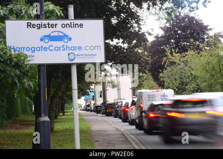 Stau durch Anzeichen von Auto teilen Regelung entworfen, um der Überlastung der Straßen Harrogate Yorkshire Großbritannien zu verringern Stockfoto