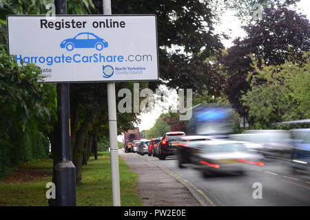 Stau durch Anzeichen von Auto teilen Regelung entworfen, um der Überlastung der Straßen Harrogate Yorkshire Großbritannien zu verringern Stockfoto