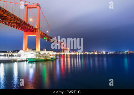 Wakato Brücke in Kitakyushu, Fukuoka, Japan - Nacht Landschaft und lange Belichtung geschossen. Stockfoto
