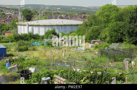 Stillgelegte Gasometer, oder Gas Inhaber neben Städtischen allottments, in der Nähe von Chatsworth Road, Chesterfield, Derbyshire, England Großbritannien Stockfoto