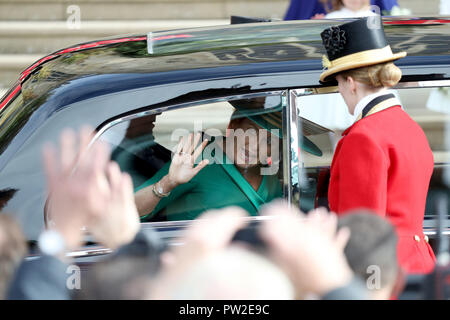 Sarah Ferguson Wellen zu den Massen der wellwishers, wie sie die Hochzeit von Prinzessin Eugenie Blätter zu Jack Brooksbank im St George's Chapel in Windsor Castle. Stockfoto