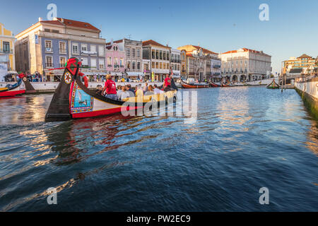 Aveiro, Portugal. Juli 28, 2018. Den zentralen Kanal in Aveiro, mit traditionellen Boot, Moliceiro, Touristen, die die Stadt der Kanäle zu transportieren. Mehrere mo Stockfoto