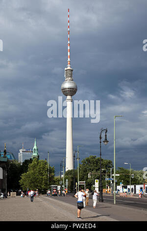 Blick auf den Fernsehturm in Berlin Mitte, Alexanderplatz Stockfoto
