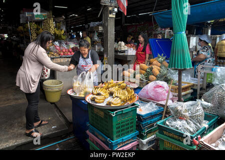 Khao Lak, Thailand - 12. September 2016: Thai Frau ist Verkauf von Bananen und Ananas auf dem Markt Stockfoto