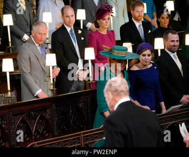 Herzog von Edinburgh kommt an der Hochzeit von Prinzessin Eugenie an Jack Brooksbank im St George's Chapel in Windsor Castle, das durch die (wieder von links nach rechts) der Prinz von Wales, der Herzog und die Herzogin von Cambridge, der Herzog und die Herzogin von Sussex, (vorne von links nach rechts) Sarah Ferguson, Prinzessin Beatrice und Peter Phillips beobachtet. Stockfoto