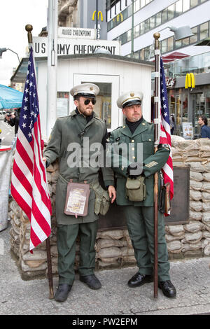 Berlin, Deutschland: Mann verkleidet als amerikanischer Soldat am ehemaligen Checkpoint Charlie, dem Stadtzentrum und den Grenzübergang zwischen West- und Ost-Berlin, Deutsch Stockfoto