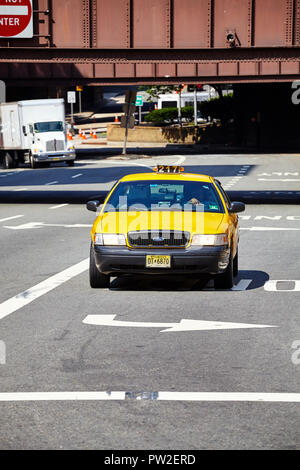 New York City, USA - 28. Juni 2018: Gelbe Taxi stoppt bei Fußgänger. Stockfoto