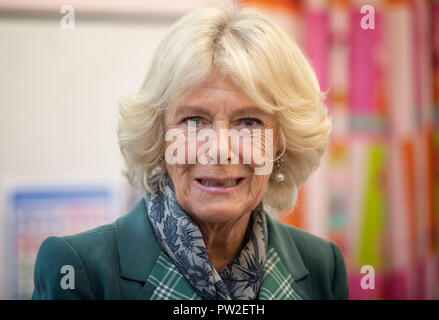 Die Herzogin von Cornwall, bekannt als die Herzogin von Rothesay in Schottland, bei ihrem Besuch in Crathie Grundschule, Aberdeenshire. Stockfoto