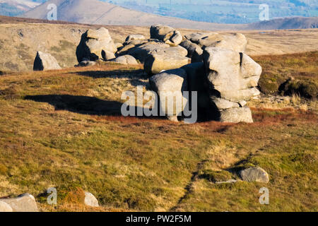 Verwitterte gritstone Felsbrocken an Der Woolpacks auf Kinder Scout im Peak District National Park, Derbyshire, Großbritannien Stockfoto