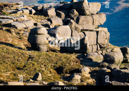 Verwitterte gritstone Felsbrocken an Der Woolpacks auf Kinder Scout im Peak District National Park, Derbyshire, Großbritannien Stockfoto