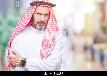 Senior arabischen Mann mit kufiya über isolierte Hintergrund Skeptiker und nervös, Missbilligenden Ausdruck auf dem Gesicht mit verschränkten Armen. Negative Person. Stockfoto