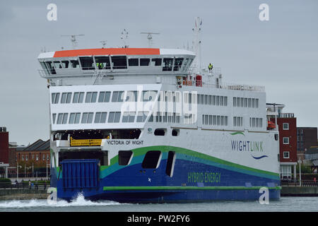 Wightlink's neueste hybrid Kraftstoff Fähre der Victoria von Wight gesehen die Portsmouth zu Isle of Wight Fähre über den Solent Stockfoto