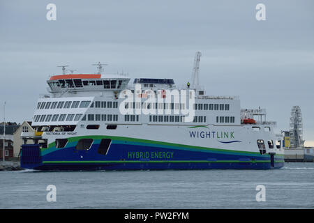 Wightlink's neueste hybrid Kraftstoff Fähre der Victoria von Wight gesehen die Portsmouth zu Isle of Wight Fähre über den Solent Stockfoto