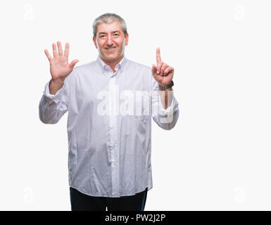 Gut aussehender älterer Mann über isolierte Hintergrund angezeigt und zeigen mit den Fingern Nummer sechs, während lächelte zuversichtlich und fröhlich. Stockfoto