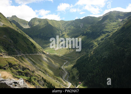 Fagaras Gebirge, Südkarpaten, Rumänien, Olt-tal, Straße verläuft quer durch die Berge, steile Hänge, Wald, Bäume, Natur erleben Stockfoto