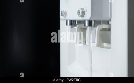 Wasser gießen von Trinkbrunnen. Stockfoto
