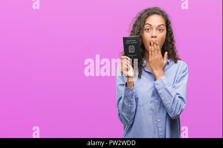 Junge Hispanic woman holding Passport von Italien decken den Mund mit der Hand mit Schande für den Fehler, den Ausdruck von Angst erschüttert, die in der Stille Angst, geheime con Stockfoto