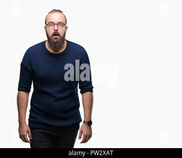 Junge kaukasier hipster Mann mit Sonnenbrille über isolierte Hintergrund Angst und mit Erstaunen Ausdruck, Angst und aufgeregt Gesicht schockiert. Stockfoto