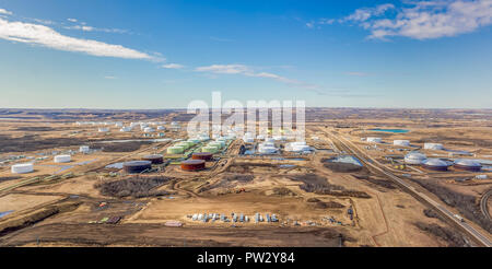 Luftaufnahme von Petroleum Storage tank Farm in der Nähe von Hardisty, Alberta. Stockfoto
