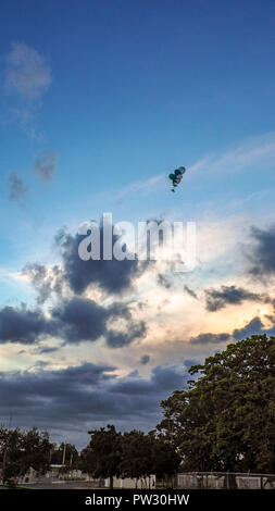 Globus mit Helium schwimmenden gegen den Himmel in Schwarz und Weiß Stockfoto