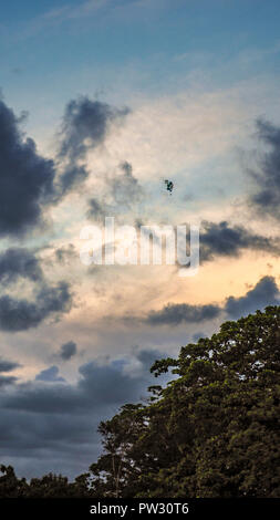 Globus mit Helium schwimmenden gegen den Himmel in Schwarz und Weiß Stockfoto