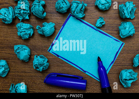 Geschäftskonzept leere Vorlage kopieren Raum isoliert Poster Gutscheine Werbemittel. geschrieben blauen Buchstaben auf Seite blaue Markierung und Papier Klumpen sca Stockfoto