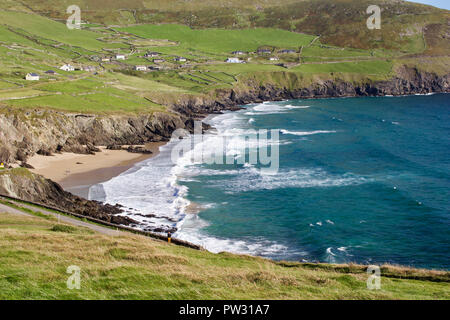 Blick auf den Strand an Slea Head Drive auf der Halbinsel Dingle in der Grafschaft Kerry, Irland Stockfoto