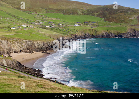 Blick auf den Strand an Slea Head Drive auf der Halbinsel Dingle in der Grafschaft Kerry, Irland Stockfoto