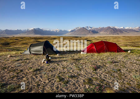 Backcountry Camping, Afghan-Tajik Grenze mit afghanischen Große Pamir und Concord Mt im Hintergrund, Zorkul Nature Reserve, Pamir, Tadschikistan Stockfoto