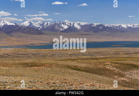 Zorkul See mit der Afghanischen große Pamir im Hintergrund auf Trek von Keng Shiber Kara Jilga Zorkul, Naturschutzgebiet, Pamir, Gorno-Badakhshan Stockfoto