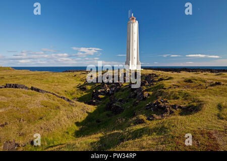 Küstenlandschaft mit den Leuchtturm von Malarrif, Snæfellsjökull Nationalpark, Halbinsel Snaefellsnes, West Island Stockfoto