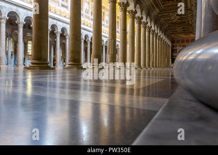 Zeile der Spalte in der Kolonnade. Eine klassische Kolonnade in Rom, Italien Stockfoto