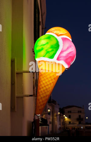 Gelato (Kegel und drei Kugeln Eis) in der Nacht, Bastioni Marco Polo, Alghero, Sardinien, Italien Stockfoto