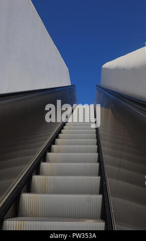 Abstraktes Bild, eines von drei stage Serie von open air Rolltreppen gebaut, Menschen aus der Stadt Montemor-o-Veloh zum Schloss. Stockfoto