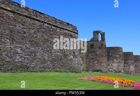 Diese römische Mauer umschließt die Altstadt in Lugo, Nordspanien. Die Wand ist etwa 3 km in Umfang und sehr hoch. Stockfoto