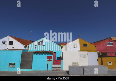 Eine Sammlung von kleinen bunten Häuser der Fischer entlang am Meer in Portugal Angeiras bewohnt. Stockfoto