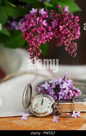 Antike Taschenuhr. Alte Postkarten und Briefe mit Blume Stockfoto