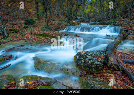 Mountain River fließt in die Schlucht zwischen den Steinen, Berg rapids, Herbst Landschaft Stockfoto