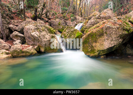 Schöne Natur - fließende Wasser zwischen den Steinen in die Berge, Felsen, bedeckt mit Moos Stockfoto