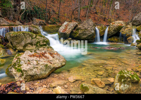 Kleine Wasserfälle in einer schönen Lage im Herbst Bergwald Stockfoto