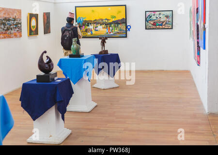 Kathmandu, Nepal - April 19,2018: ein Mann unter Bild in der Galerie für eine Ausstellung in Kathmandu gehalten. Stockfoto