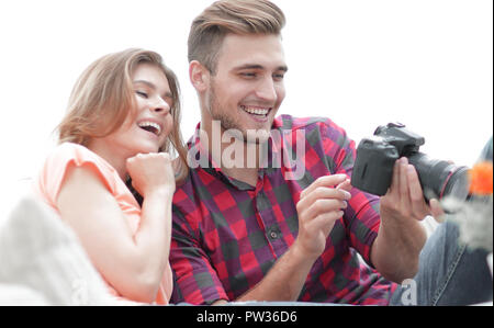 Moderne junge Paar prüft die Fotos auf der Kamera Stockfoto