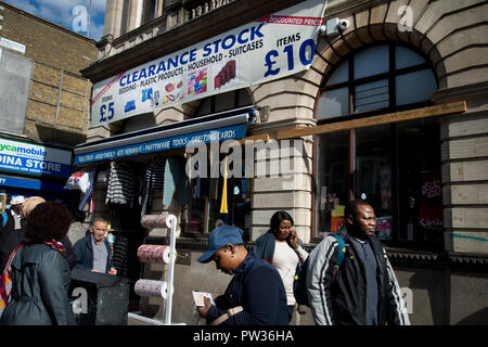 Hackney. Kingland High Street. Ex Nat West Bank, jetzt ein Rabatt/Spiel Shop. Stockfoto